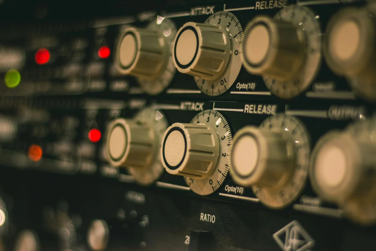 Compresseurs hardware avec boutons attack / release / ratio — l'esprit des plugins intégrés à Jamodio