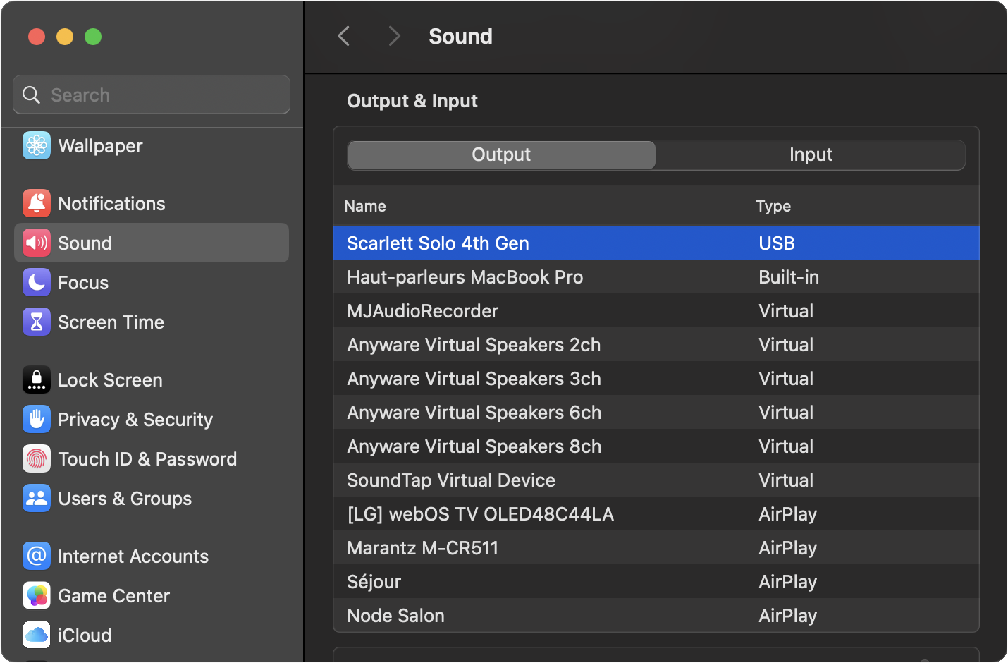 macOS Réglages Système → Son → onglet Sortie, interface Scarlett sélectionnée