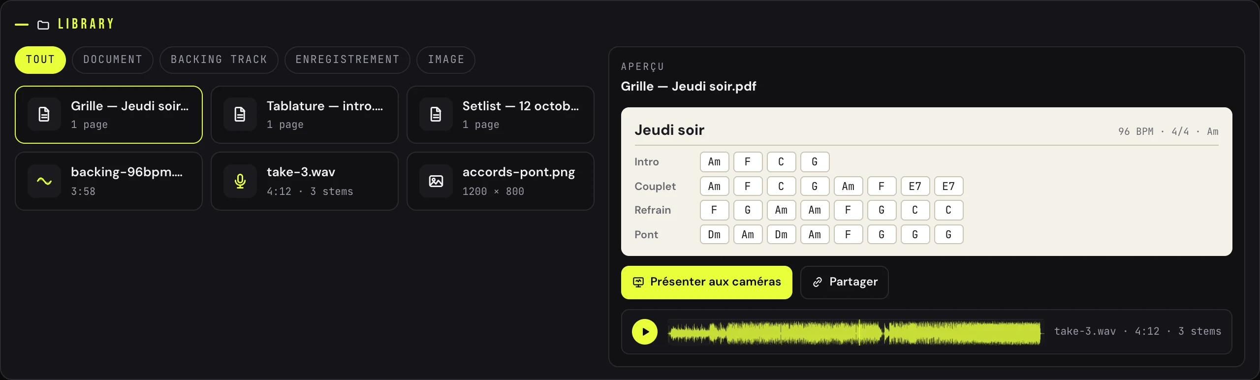 L'onglet Library : filtres Tous / Documents / Backing / Enregistrements / Images, la liste des fichiers avec leur type, et l'aperçu d'une grille d'accords avec les boutons Présenter et Partager
