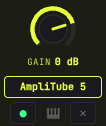 Le nom du plugin (AmpliTube 5) sur la tranche, avec en dessous le point de bypass allumé, le clavier grisé et la croix pour retirer